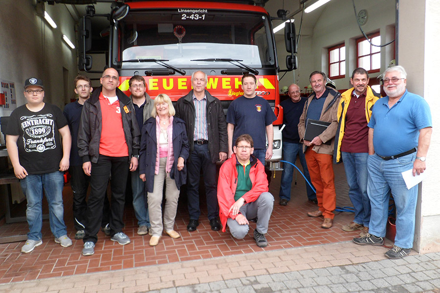 B&uuml;rgermeister Albert Ungermann, Mitglieder des Arbeitskreises Gemeindeentwicklung im SPD-Ortsverein Linsengericht und Aktive der FFW Eidenges&auml;&szlig; vor dem 2014 in Betrieb genommenen Einsatzatzfahrzeug F 10, technisch hochwertig ausgestattet und stationiert in einer viel zu kleinen Fahrzeughalle