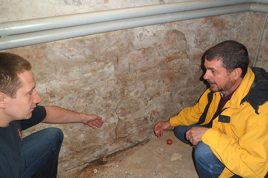 Sowohl im Au&szlig;en- als auch im Innenbereich des Feuerwehrger&auml;tehauses Eidenges&auml;&szlig; sind bereits vor Jahren Setzrisse in den W&auml;nden festgestellt worden. Die Ursachen sollen nun untersucht werden