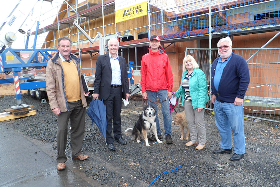 B&uuml;rgermeister Albert Ungermann und Mitglieder des Arbeitskreises Gemeindeentwicklung im SPD-Ortsverein Linsengericht zeigen sich zufrieden mit dem Fortgang der Bauarbeiten am Erweiterungsbau an der Kita Gro&szlig;enhausen. Im September werden die ersten Linsengerichter Kinder unter drei Jahren hier betreut werden k&ouml;nnen