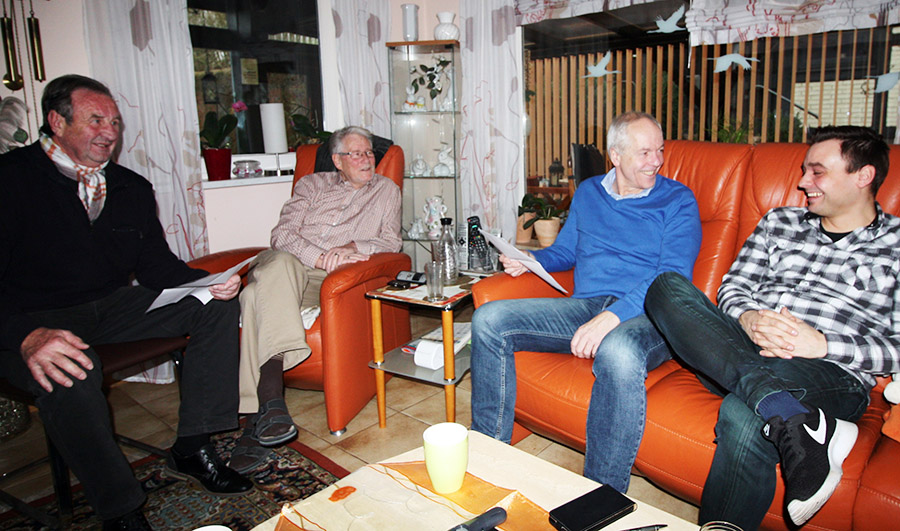 Kurt Hausmann, Ehrenvorsitzender des Fu&szlig;ballsportvereins Gro&szlig;enhausen (zweiter von links) begleitet verantwortlich Sanierung und Renovierung des Hartplatzes seines Heimatorts. In B&uuml;rgermeister Albert Ungermann (zweiter von rechts), SPD-Fraktionsvorsitzendem Bernd Becker sowie dem FSV-Vorstand &ndash; hier vertreten durch Stefan M&uuml;ller, im FSV-Vorstand zust&auml;ndig f&uuml;r allgemeine Gesch&auml;ftsabwicklungen, findet er engagierte Mitstreiter