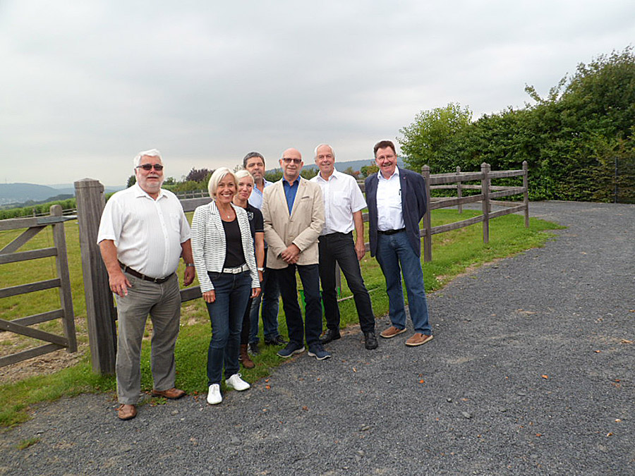 Rund 15 Hektar umfasst das Gelände des Reitsportzentrums Spessart. Neben Reithalle und Pferdeställen umsäumen eigene Wiesen das Areal in Großenhausen. Bundestagsabgeordnete Bettina Müller in Begleitung von Bürgermeister Albert Ungermann, dem ersten Beigeordneten Helmut Bluhm, dem Vorsitzenden des Gemeindeparlaments Michael Bollmann und dem SPD-Ortsvereinsvorsitzenden Hans jürgen Wolfenstädter sowie den Besitzern der Anlage, Marco und Peggy Müller.