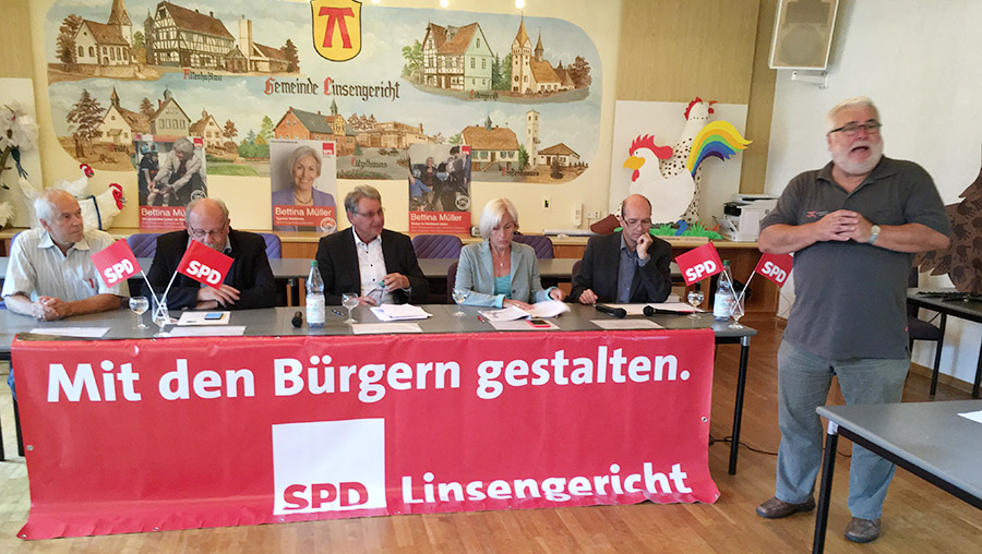 Zum Themenabend „Kommunaler Finanzausgleich - Über die Finanzströme Bund, Land Kommunen – Kita-Finanzierung und Betreuungskosten“ der SPD Linsengericht begrüßte Ortsverein Hans Jürgen Wolfenstädter Gäste und die Diskussionsteilnehmer Bürgermeister Albert Ungermann, Landtagsabgeordneter Heinz Lotz, Norbert Schmitt, finanzpolitischer Sprecher der SPD-Landtagsfraktion sowie Bundestagsabgeordnete Bettina Müller. Moderiert wurde die Veranstaltung von Detlev Rothlinger, Vorstandsmitglied der Linsengerichter SPD (von links nach rechts).