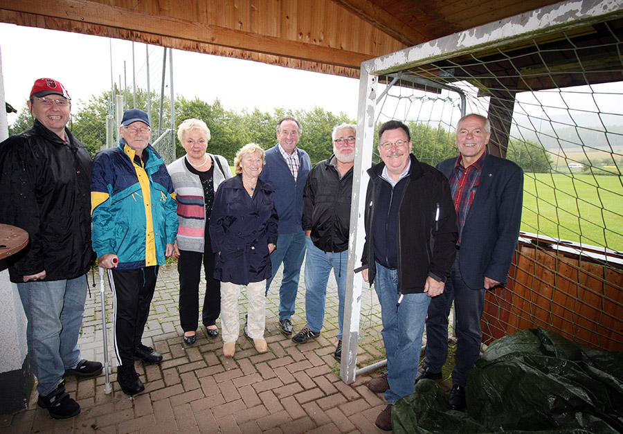 Bürgermeister Albert Ungermannn freut sich gemeinsam mit seiner Belgeitung über der positiven Verlauf des Ausbaus am Fußballplatz des FSV Großenhausen; Siart des Spielbetriebs auf dem neu angelegten Rasenplatz: Frühjahre 2018