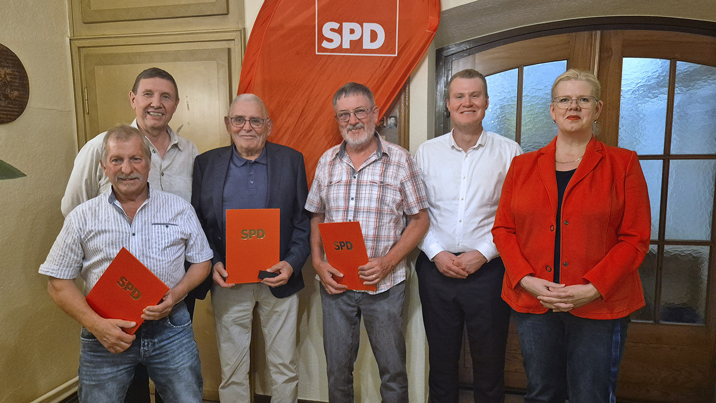 Karlheinz Eiring, Hans Gass und Heinz Weidenbach mit Jakob Mähler sowie Bernd Klippel und Karin Eichhorn 2026 spd linsengericht mitgliederversammlung